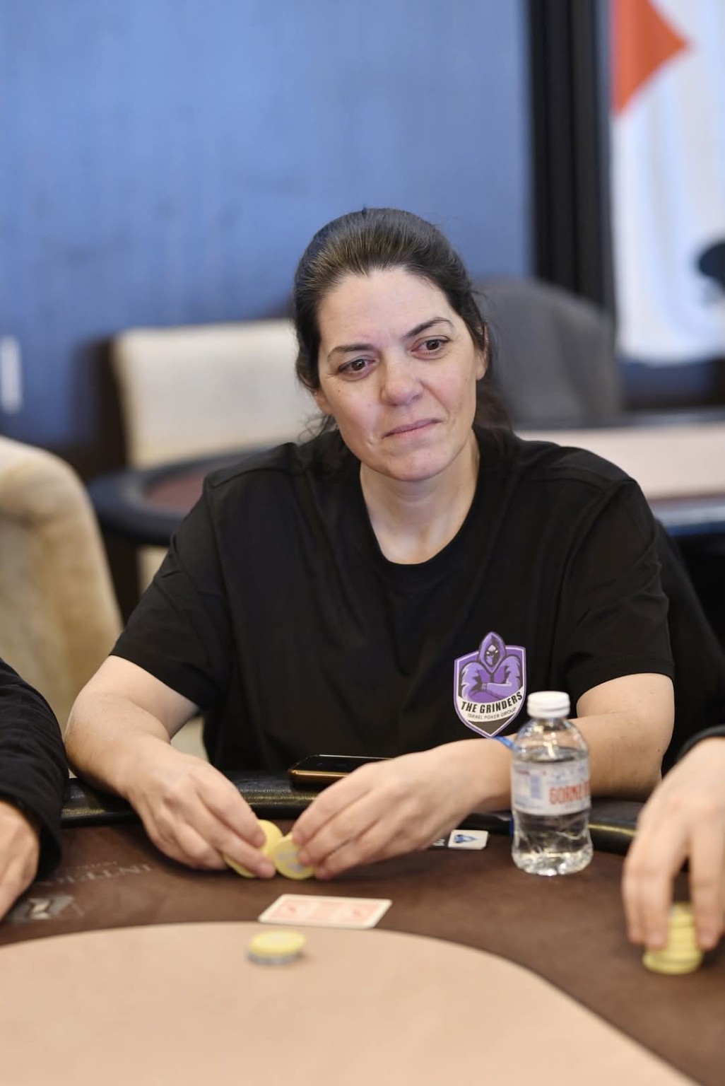 רחל קינן ליד שולחן הפוקר