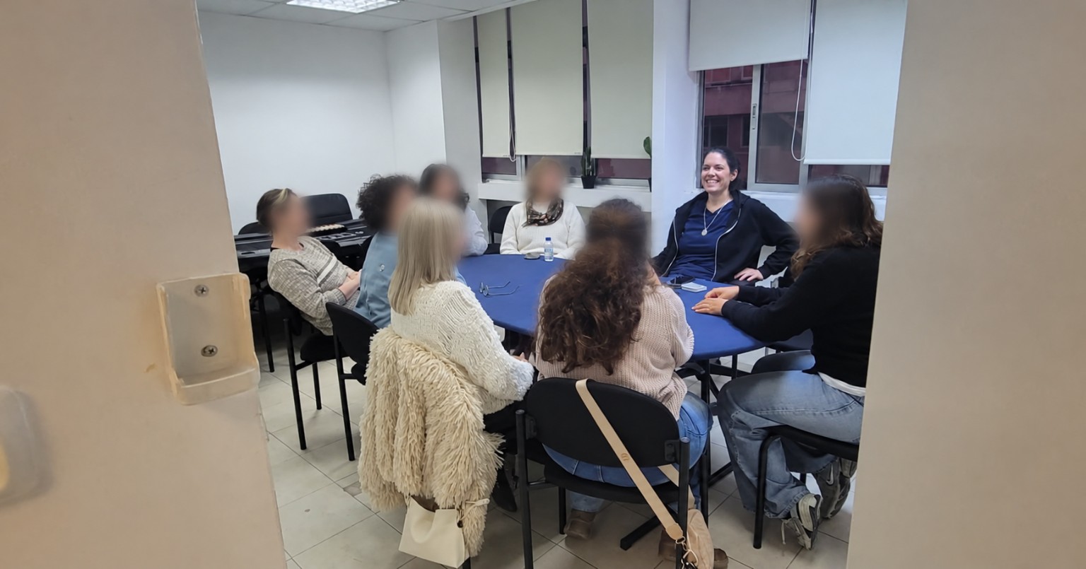 רחל קינן עם קבוצת לימוד פוקר